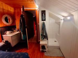 Baño pequeño con lavabo y espejo en Maison de ski et randonnée 