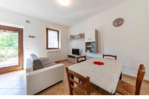 een woonkamer met een tafel en een bank bij Casetta Nociarelle in Piegaro