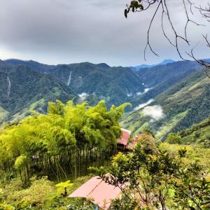 una casa en una montaña con vistas a las montañas en Sierra de viboral adventures, en Medellín