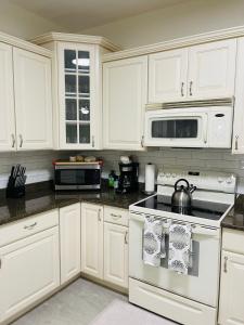 Η κουζίνα ή μικρή κουζίνα στο Charming, Victoria +9 φωτογραφίες