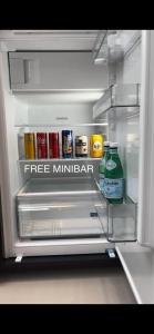 einen offenen Kühlschrank mit Speisen und Getränken in der Unterkunft B&B Urban Oasis in Amsterdam