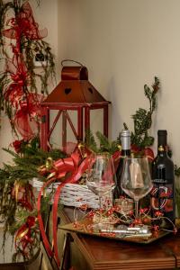 uma mesa com dois copos de vinho e uma lanterna em Villa Trevisi - ROOMS em Treviso