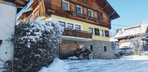 skuter śnieżny zaparkowany przed domem w śniegu w obiekcie Chalet Mirador appartement vue panoramique SITUÉ À 25 kms de CHAMONIX w mieście Saint-Gervais-les-Bains +9 zdjęć