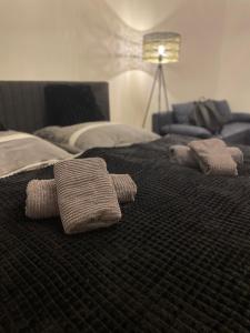 - 2 serviettes sur un lit dans une chambre dans l'établissement Leipzig City Apartment - Südperle - direkt im Geschehen, à Leipzig