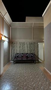 ein Sofa in einem Zimmer mit Teppichboden in der Unterkunft استراحة وشاليه عزوز in Yanbu