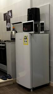 un forno a microonde in cima a un frigorifero in una cucina di استراحة وشاليه عزوز a Yanbu