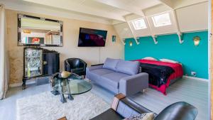 een slaapkamer met een bed, een bank en een tafel bij The View in Kaapstad