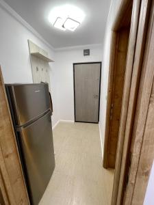 特爾古日烏的住宿－Lucky 13 Studio，带冰箱的厨房和带门的走廊