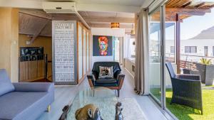 een woonkamer met een bank en een glazen tafel bij The View in Kaapstad