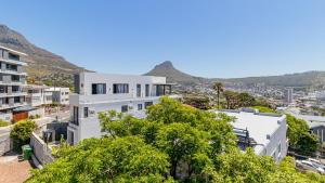 een luchtzicht op een wit gebouw met bergen op de achtergrond bij The View in Kaapstad