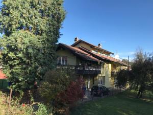 une maison sur une colline avec un arbre dans l'établissement Garden's apartman - Kosjerić, à Kosjeric