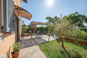 einem externen Blick auf ein Haus mit einer Terrasse in der Unterkunft Casetta Nociarelle in Piegaro