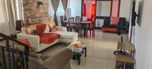 Una sala de estar con dos sofás y una mesa. en ocean palace self catering lodge, en Durban