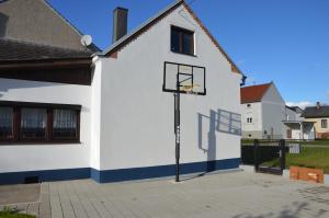 a basketball hoop on the side of a house at Kinderlachen garantiert in Lutzmannsburg