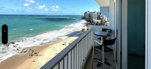 balcón con vistas al océano en San Juan 1 BR Ocean Front Condo in Condado '8' en San Juan