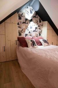 um quarto com uma cama grande e uma cabeceira em madeira em Maison de village em Chirac