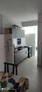 Η κουζίνα ή μικρή κουζίνα στο Residencial Oceano Azul