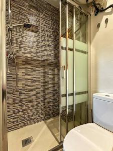 uma casa de banho com um chuveiro e um WC. em Tu estudio en el centro de Madrid em Madrid