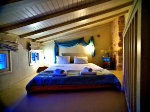 a bedroom with a bed with two towels on it at Dotira in Mési