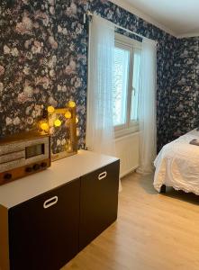 um quarto com uma cama e uma cómoda com um espelho em Aron Hill Home em Rovaniemi