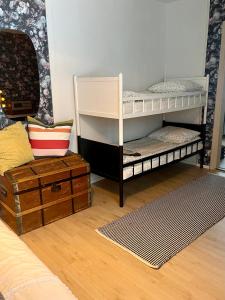 um quarto com 2 beliches e um sofá em Aron Hill Home em Rovaniemi