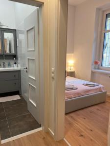 Posteľ alebo postele v izbe v ubytovaní Modern Penthouse in a Century Old Building- 2 BR- AC