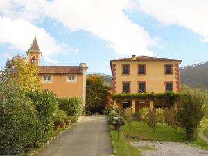 ein Gebäude und eine Kirche mit einem Uhrturm in der Unterkunft Villanova - Nature & Wellness in Levanto