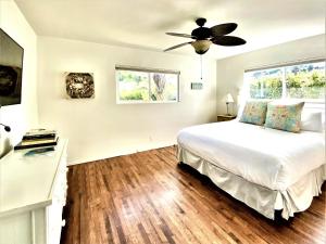 a bedroom with a bed and a ceiling fan at Endless Vistas On The Cove Perfection - Spa, Pet-Friendly, Stunning Views, Large Parking & AC in San Diego