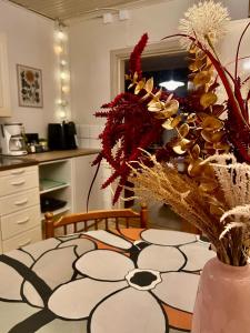 uma cozinha com uma mesa com um vaso com flores em Aron Hill Home em Rovaniemi