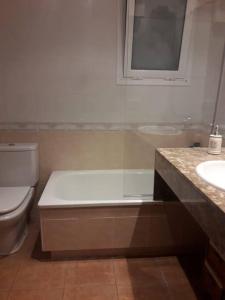 Ένα μπάνιο στο Casa con piscina a menos de 1 min de la playa. AA +16 φωτογραφίες