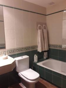 Ένα μπάνιο στο Casa con piscina a menos de 1 min de la playa. AA