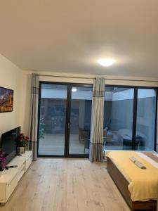 ein Schlafzimmer mit einem Bett und einer Glasschiebetür in der Unterkunft O2 Arena - Alex Apartment Praha in Prag