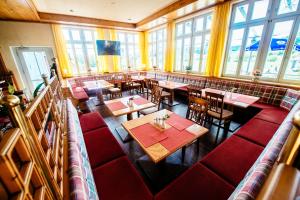 einen Blick über ein Restaurant mit Tischen und Stühlen in der Unterkunft Deutenhof Hotel, Restaurant & Veranstaltung in Bad Abbach