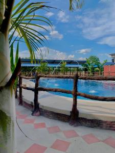 una valla de madera junto a una piscina en Hotel campestre la isla en Neiva