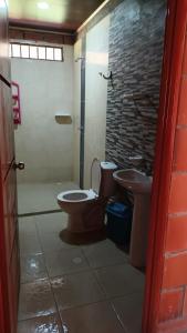 uma casa de banho com um WC e um lavatório em Hotel campestre la isla em Neiva