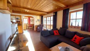 salon z niebieską kanapą i czerwonymi poduszkami w obiekcie Apartments Golfweg w mieście Kitzbühel