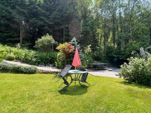 A garden outside Ferienwohnung Schellander Privatstrand