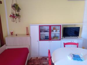 cocina con armario blanco y mesa blanca en La mi' Elba en Lacona