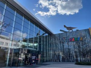 Ein Gebäude mit einer Katze oben drauf. in der Unterkunft O2 Arena - Alex Apartment Praha in Prag