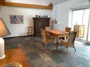 a dining room with a wooden table and chairs at Voigtshof Niederrhein Ferienwohnung „Balberg“ in Sonsbeck