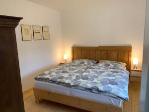 een slaapkamer met een bed met twee lampen op twee tafels bij Voigtshof Niederrhein Ferienwohnung „Balberg“ in Sonsbeck