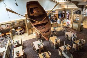 an overhead view of a restaurant with tables and chairs at Sea Breeze, Vintage 90, Luxury 2 bed Lodge, Skegness, 2 friendly - East Coast Holidays in Winthorpe