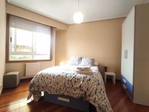 um quarto com uma cama com duas toalhas em Espectaculares vistas Mirador Alameda con Garaje em Ourense