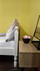 um quarto com uma cama branca e uma tigela sobre uma mesa em Tinyhouse im Herzen von Varna em Varna City