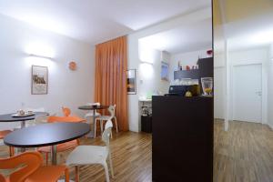 cocina y comedor con mesas y sillas en B&B Donna Eleonora, en Matera