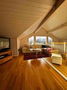 ein Wohnzimmer mit einem Sofa und einem Tisch in der Unterkunft Feriehus med ti senger på Skaidi in Hammerfest