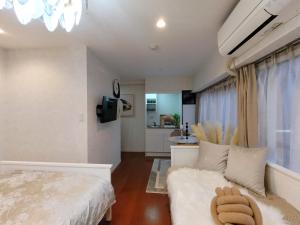 1 dormitorio con cama blanca y baño en S13-Shibuya center 7 mins to Station, Max 4P涉谷最中心 涉谷站7分, en Tokio