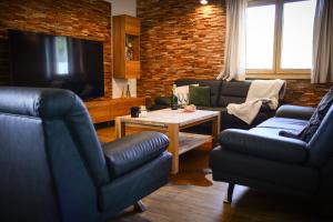 Una sala de estar con dos sofás y un televisor. en Chalupa na Bílé Vodě, en Červená Voda 10 fotos más