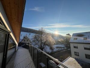 balkon z widokiem na pokrytą śniegiem górę w obiekcie ※Luxus Loft mit Boxspringbetten und Heimkino ※ w mieście Inzlingen