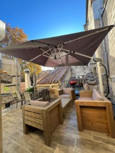 Patio nebo venkovní prostory v ubytování RÉNOVÉ, vue SUR Palais des Papes, terrasse et WIFI TROISIEME ETAGE